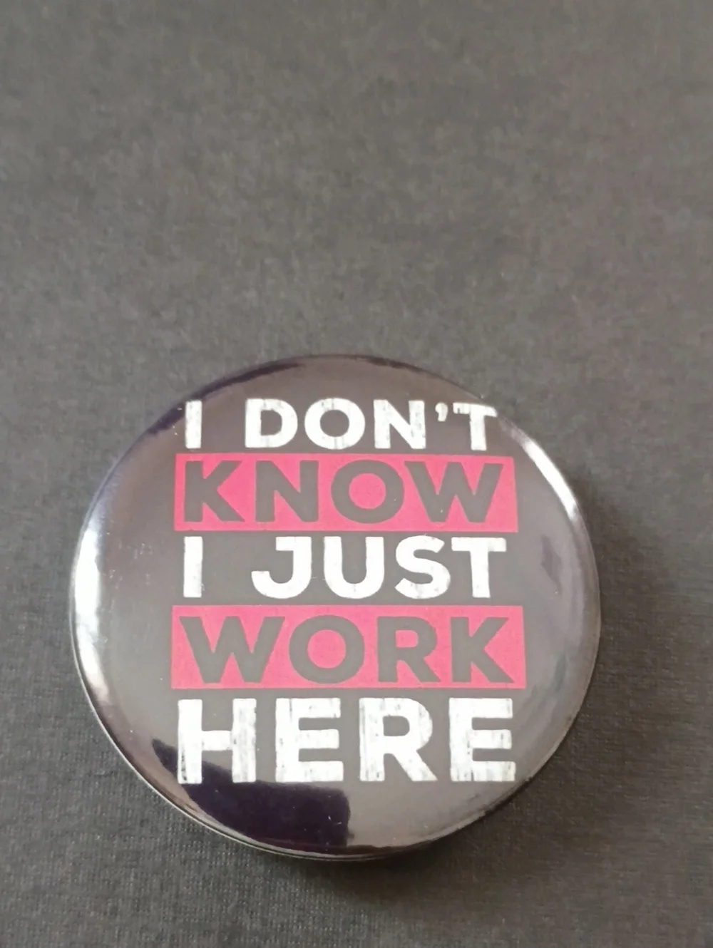 Don't Know I Just Work Here Button Pin Funny Novelty Badge Black Red